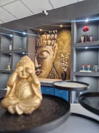 Sonnenstudio Kassel von Relax Sun & Beauty — Empfangsbereich in der Holländischen Str. 33 mit Pink- und Lila-Beleuchtung