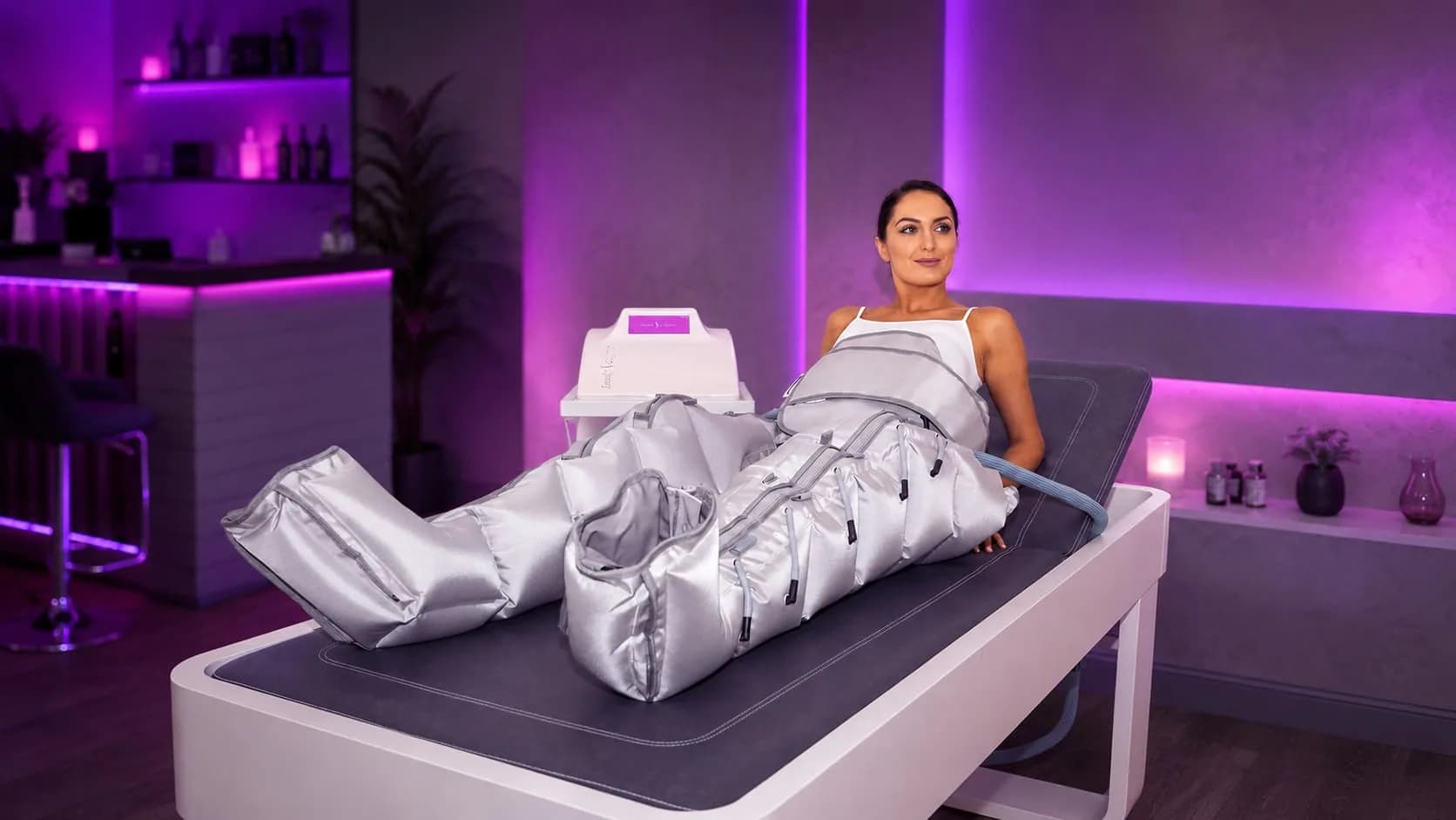BodySculptor Bodygerät zur Magnetfeld-Lymphdrainage: Frau liegt entspannt im Behandlungsanzug