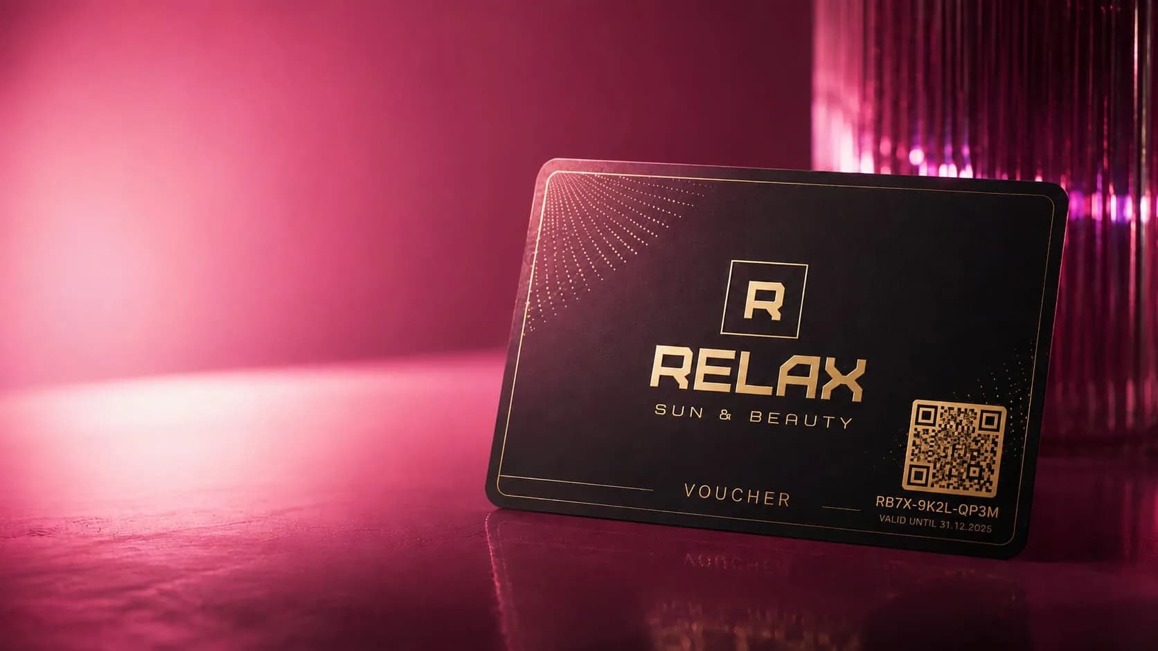 Schwarz-goldene Relax Sun & Beauty Voucher-Karte vor pink leuchtender Wand