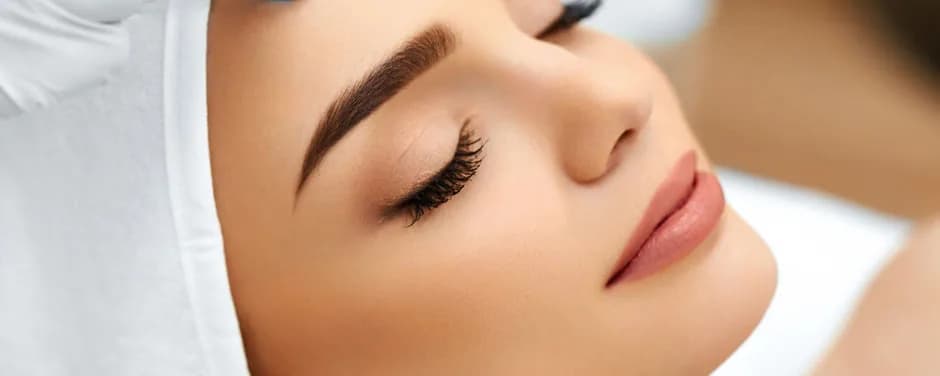 Microneedling BB Glow Behandlung für strahlende, porenfeine Haut